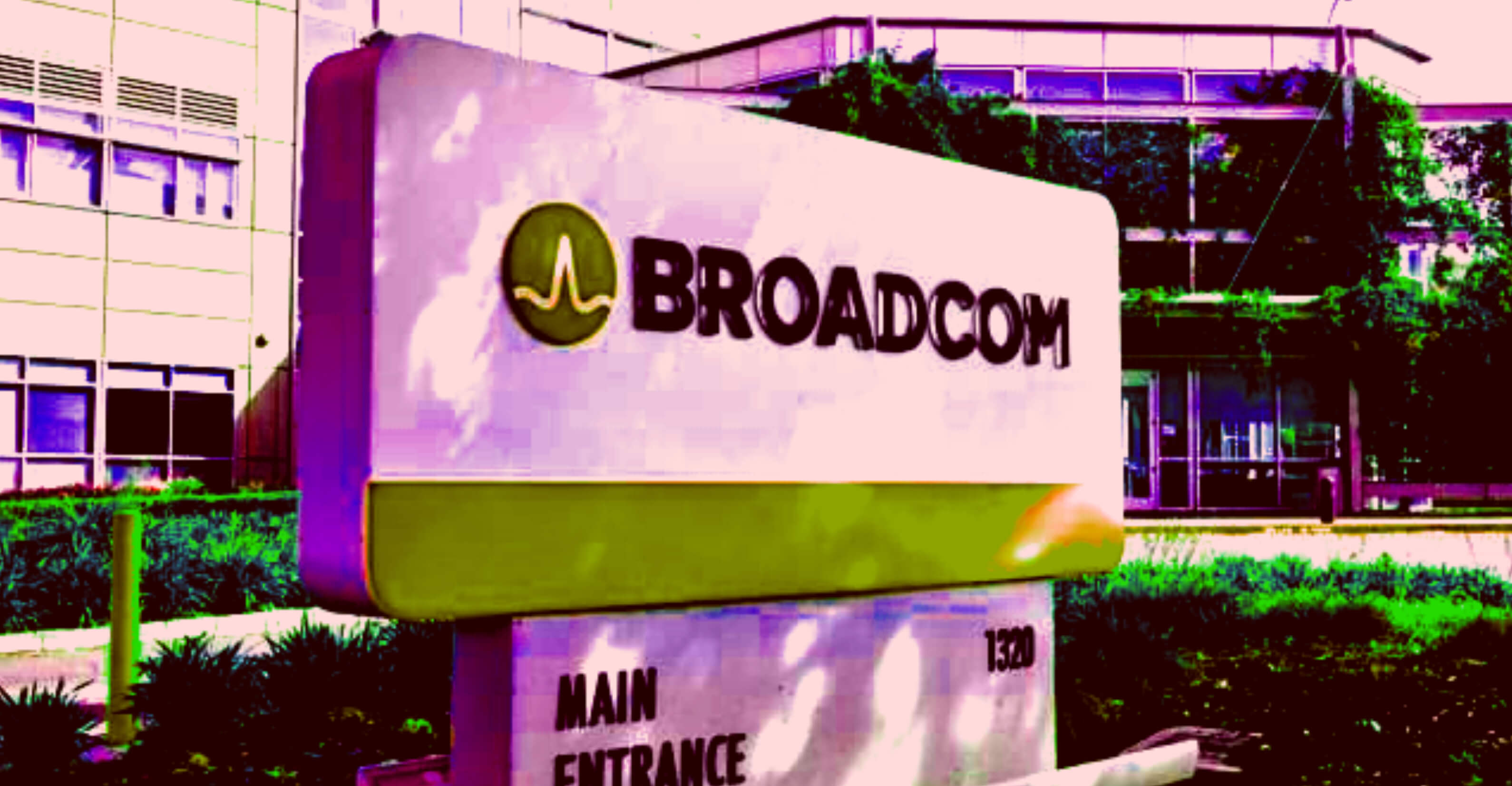 Broadcom's (NASDAQ:AVGO) Networking Expansion Powers Strong Future with 27% Upside Potential