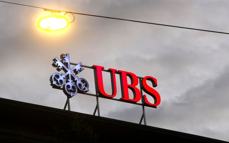 UBS Considers Acquiring Credit Suisse