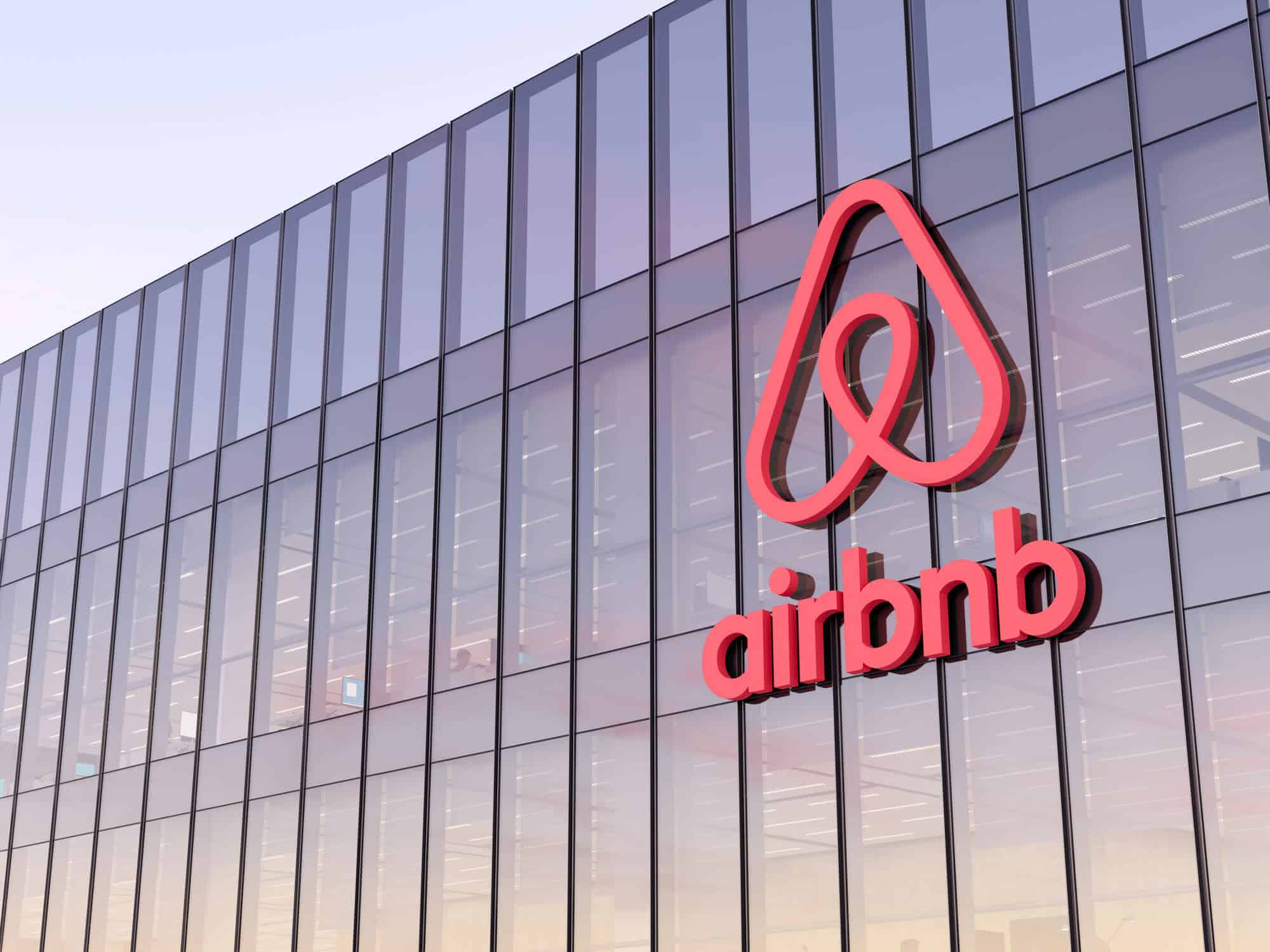 Airbnb Q1 Earnings Exceed Expectations, Shares Tumble Amid Q2 Profit Warning
