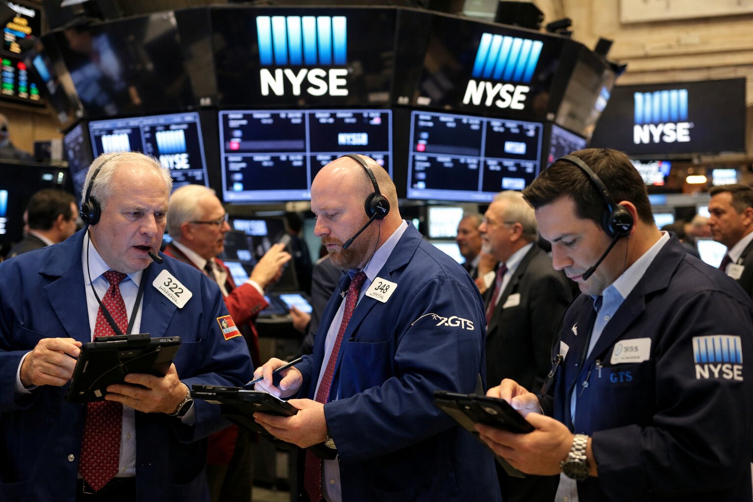 Stock Market Today: S&P 500, Nasdaq and Dow React to Fed Signals and Tech Earnings