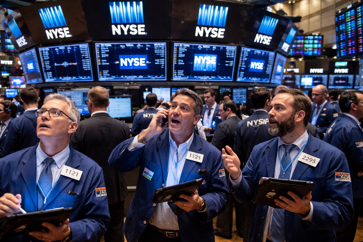 Stock Market Today: Nasdaq, S&P 500 and Dow Jones Struggle While Gold and Oil Diverge